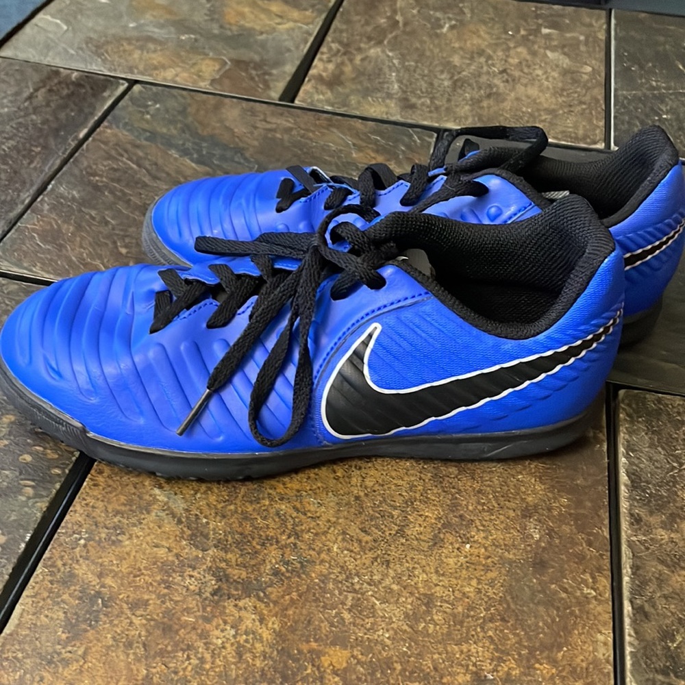 Nike Tiempo indoor soccer shoes size 5 youth - Picture 3 of 7